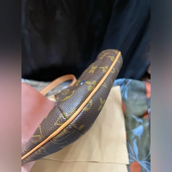 LOUIS VUITTON Monogram
Musette Salsa Shoulder Bag - Picture 8 of 12